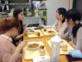 皆さんでカレーライスを食べています。
