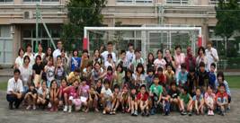 横浜市立つつじが丘小学校にて集合写真